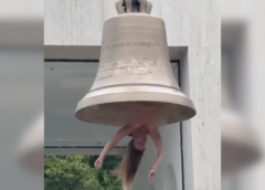 Artista performa nua em sino gigante contra crise climática e gera polêmica
